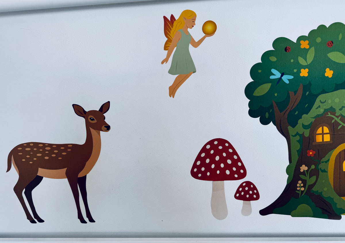 Wallstickers med dådyr, solfe, svampe og træhus på væg i børneværelse
