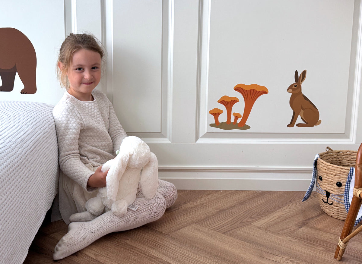 Wallstickers med kantareller og hare på væg i børneværelse 2