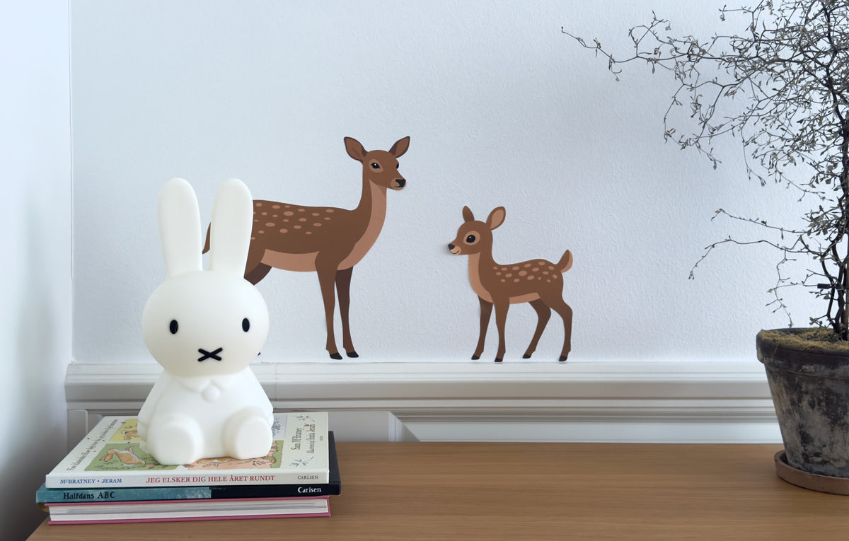 Wallstickers med dådyrmor og dådyrbarn på væg i børneværelse