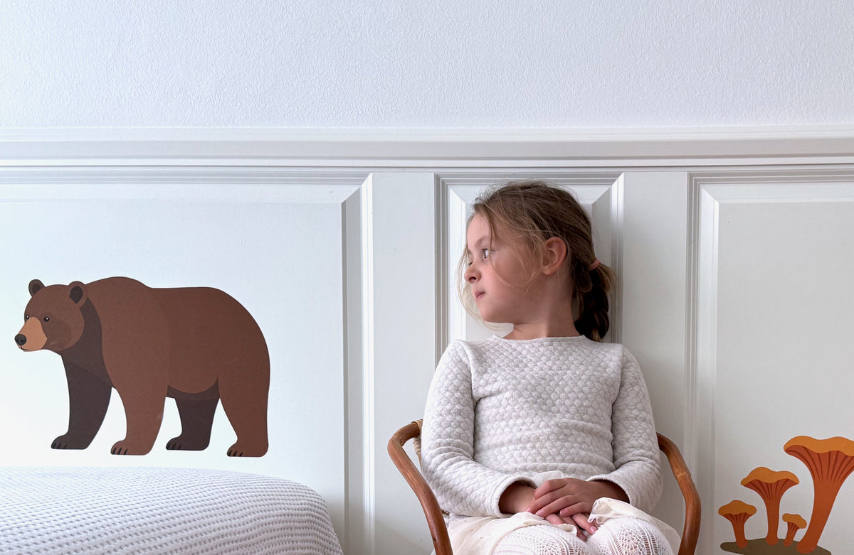 Wallstickers med brunbjørn og kantareller på væg i børneværelse