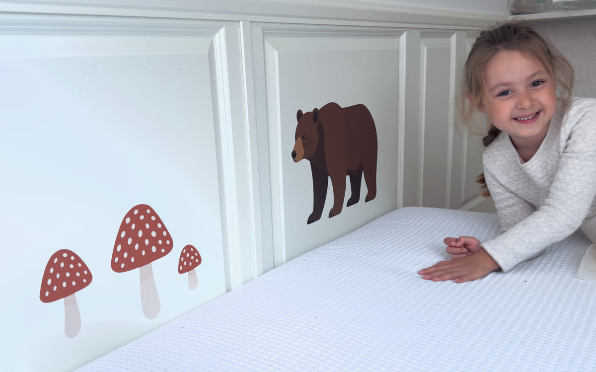 Wallstickers med svampe og bjørn på væg i børneværelse