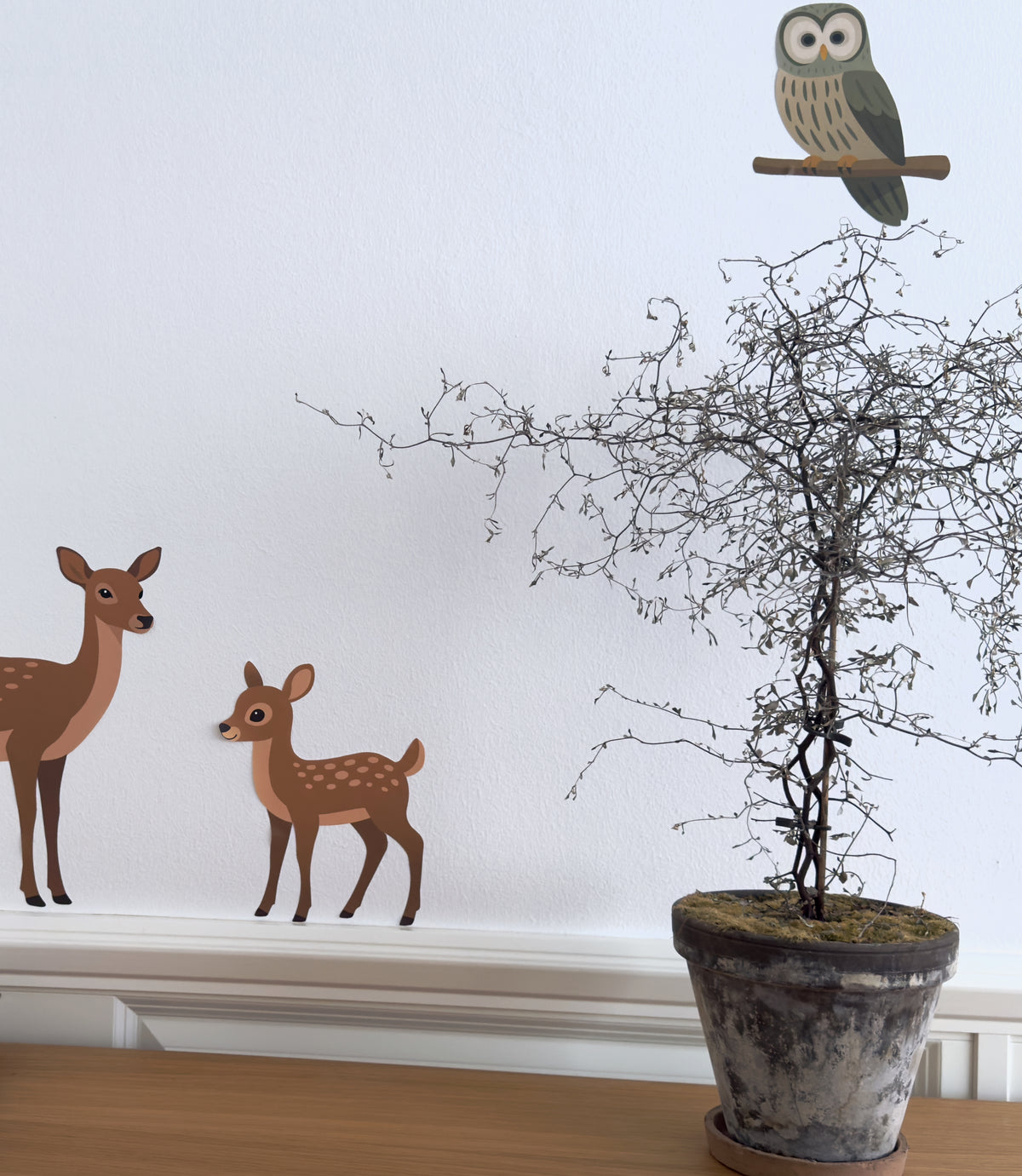 Wallstickers med dådyr og ugle på væg i børneværelse