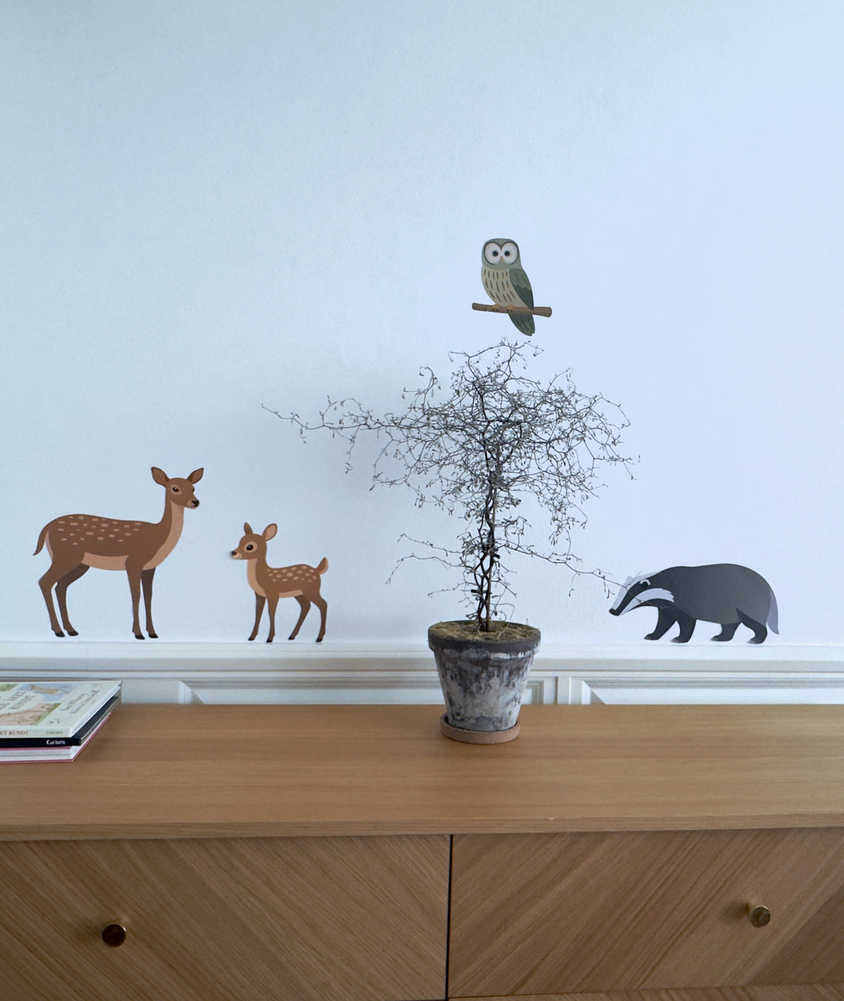 Wallstickers med dådyr, ugle og grævling på væg i børneværelse 