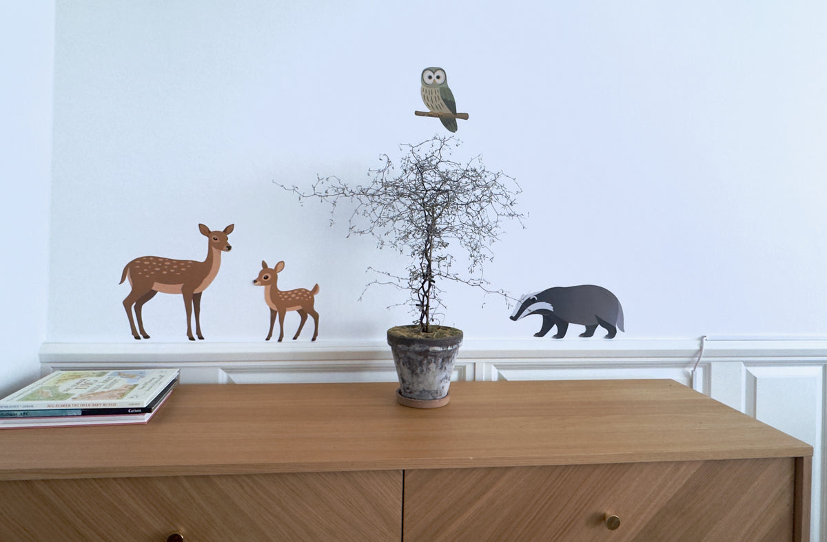 Wallstickers med dådyr, ugle og grævling på væg i børneværelse