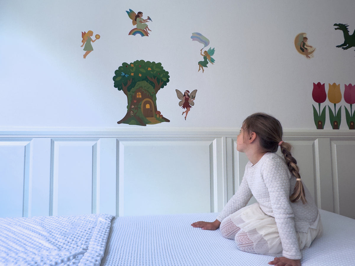 Wallstickers med træhus, feer, tulipanhuse og drage på væg i børneværelse