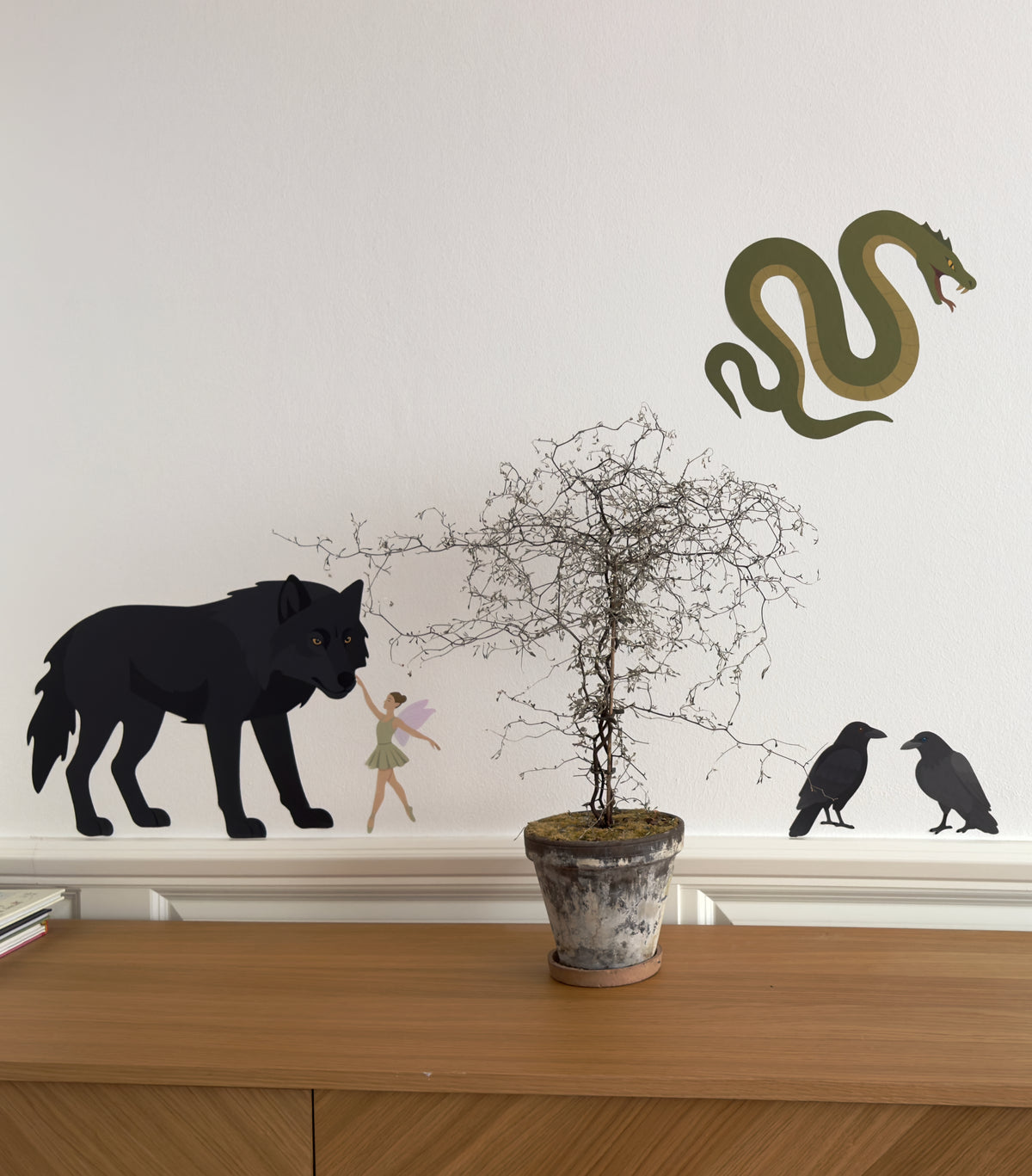 Wallstickers med Fenrisulven, balletfe, Midgårdsormen og Odins ravne på væg i børneværelse