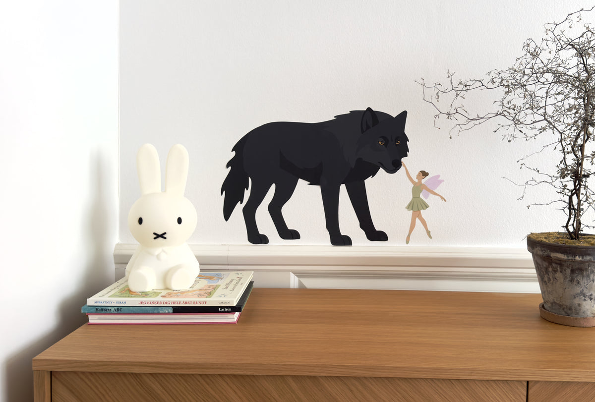 Wallstickers med Fenrisulven og balletfeen Sienna på væg i børneværelse