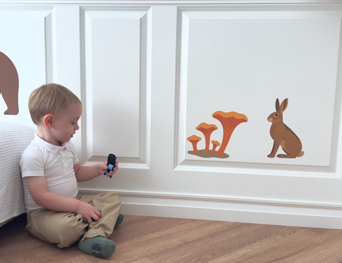 Wallstickers med hare og kantareller på væg i børneværelse