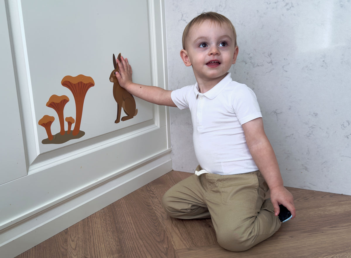 Wallstickers med hare og svampe på væg i børneværelse