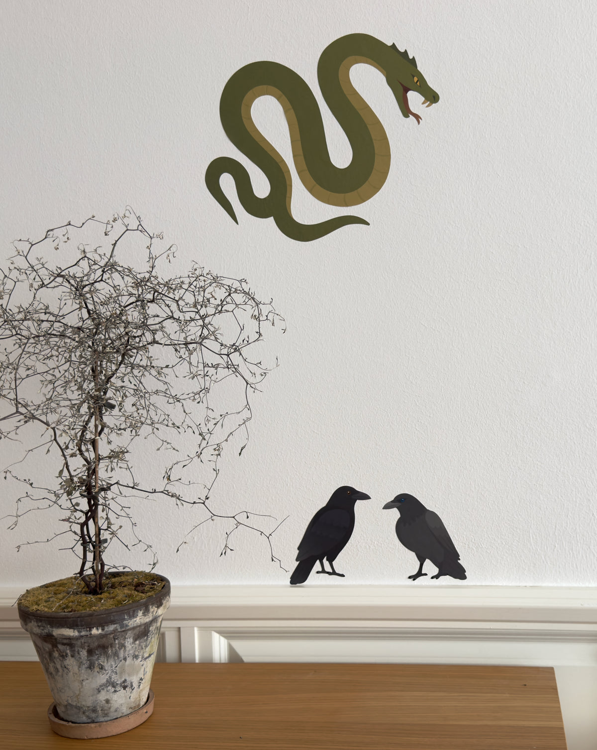 Wallstickers med midgårdsormen og Odins ravne på væg i børneværelse