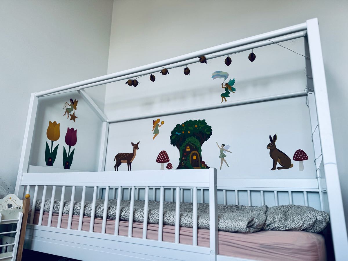 Wallstickers med skovdyr, feer, svampe og træhus på væg i børneværelse