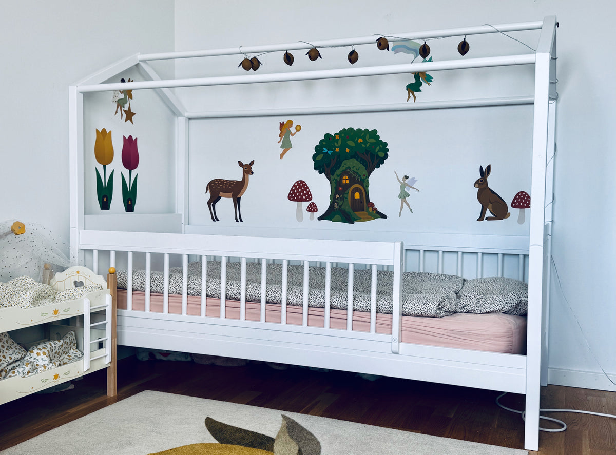 Wallstickers med skovdyr, feer, svampe, tulipanhuse og træhus på væg i børneværelse