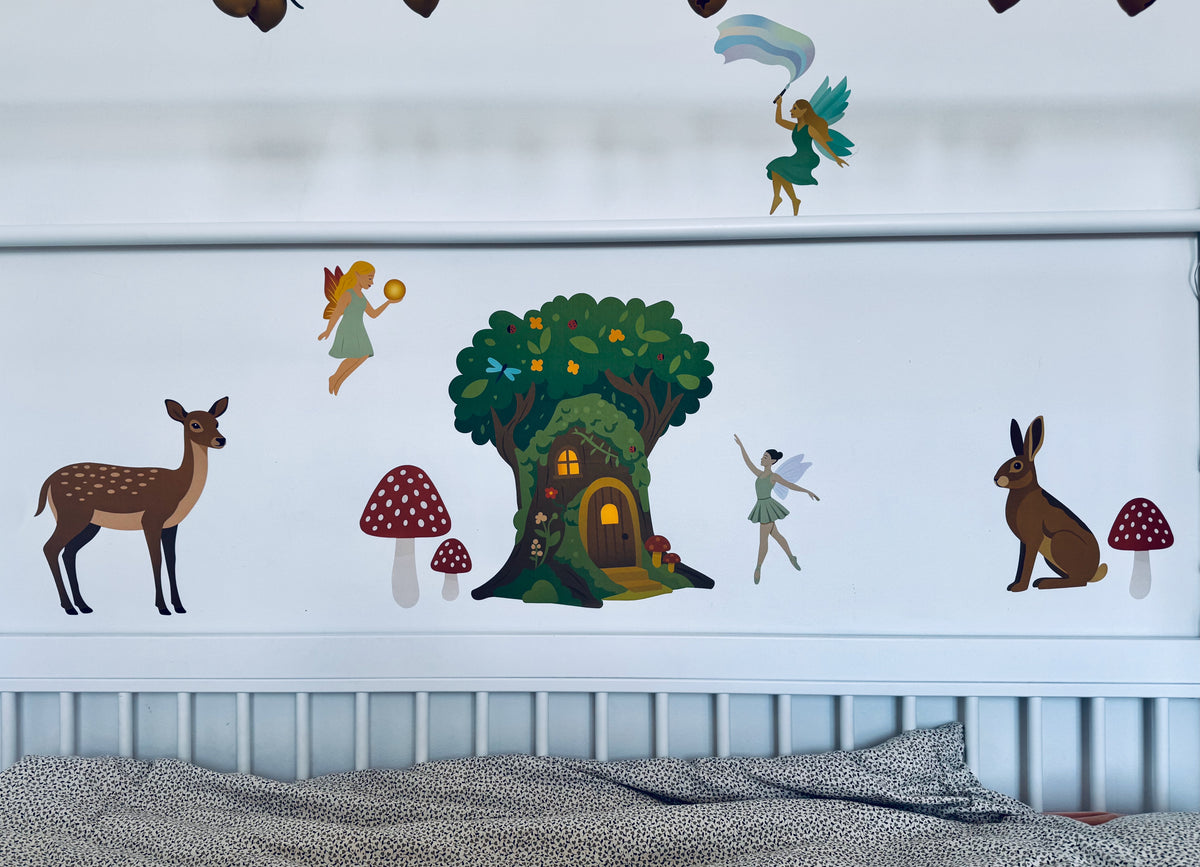 Wallstickers med skovdyr, feer, svampe og træhus på væg i børneværelse