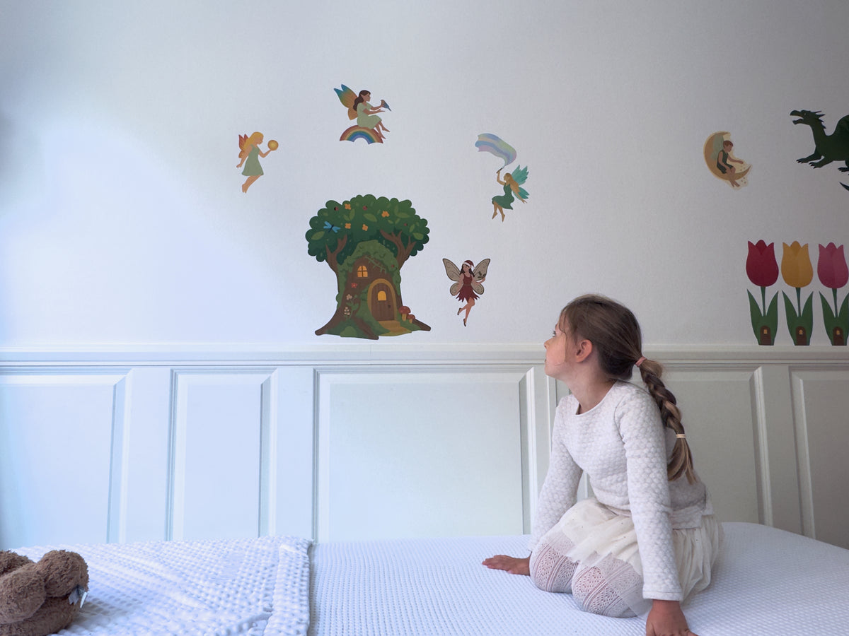 Wallstickers med træhus, feer, tulipanhuse og drage på væg i børneværelse