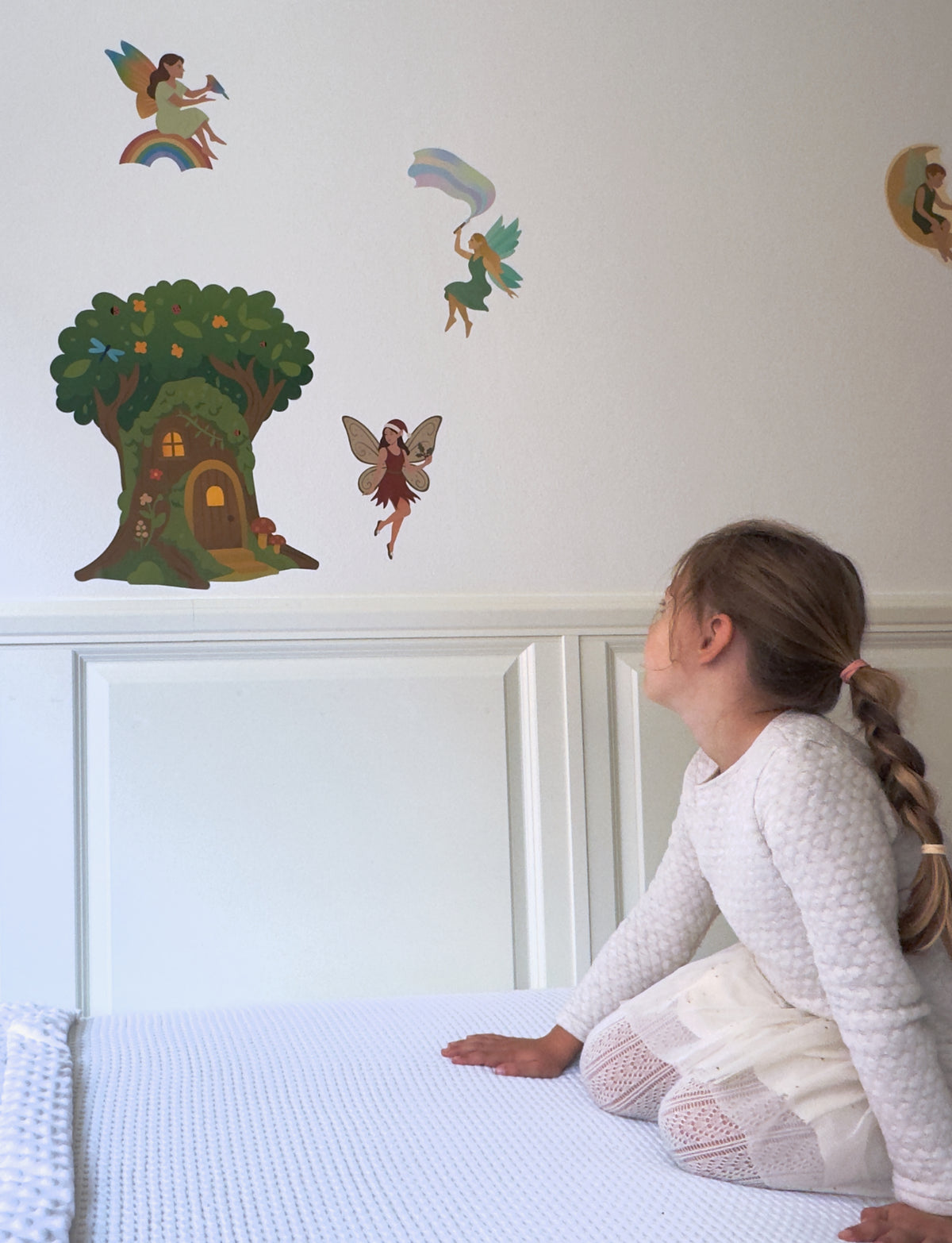 Wallstickers med træhus og feer på væg i børneværelse