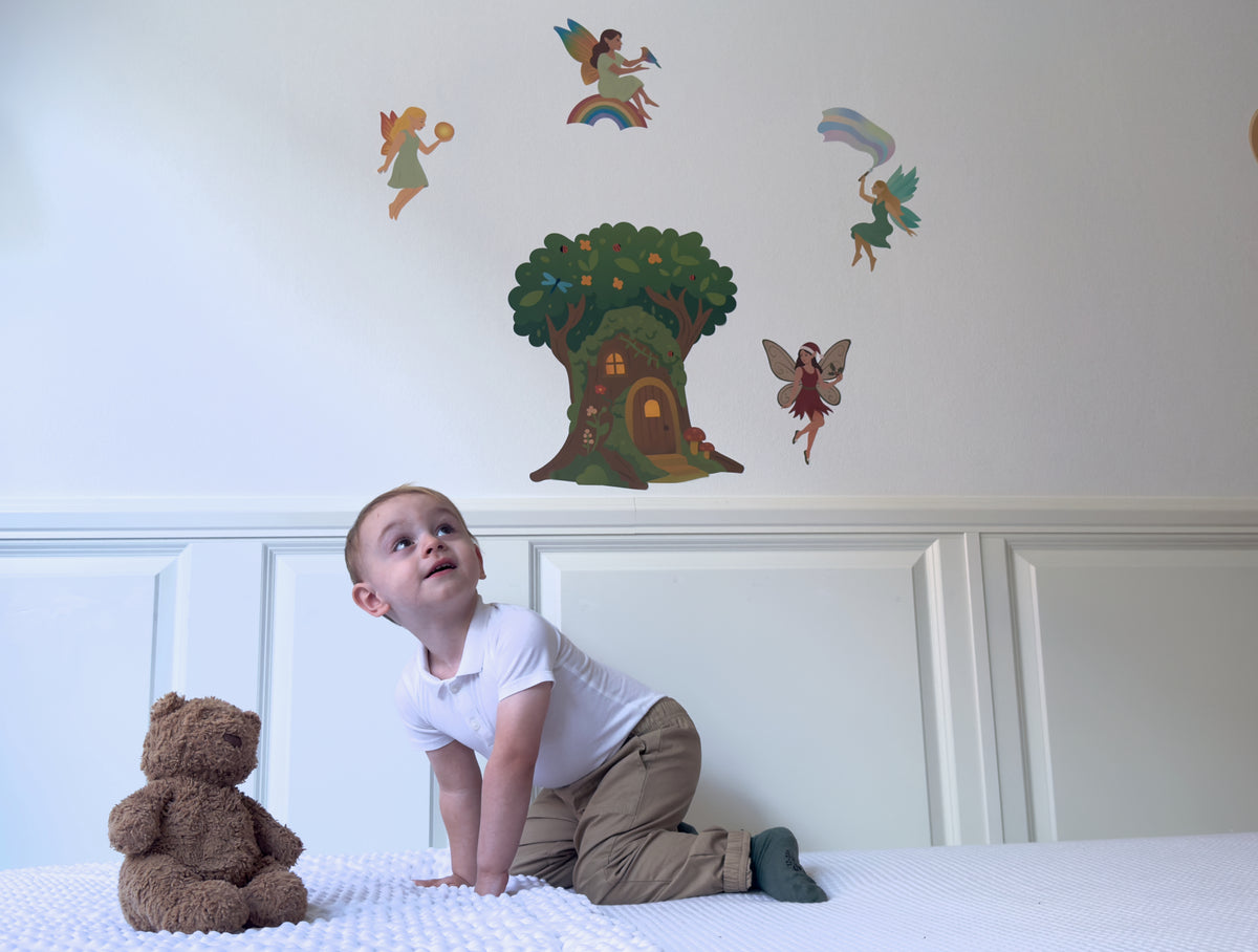 Wallstickers med træhus og feer på væg i børneværelse
