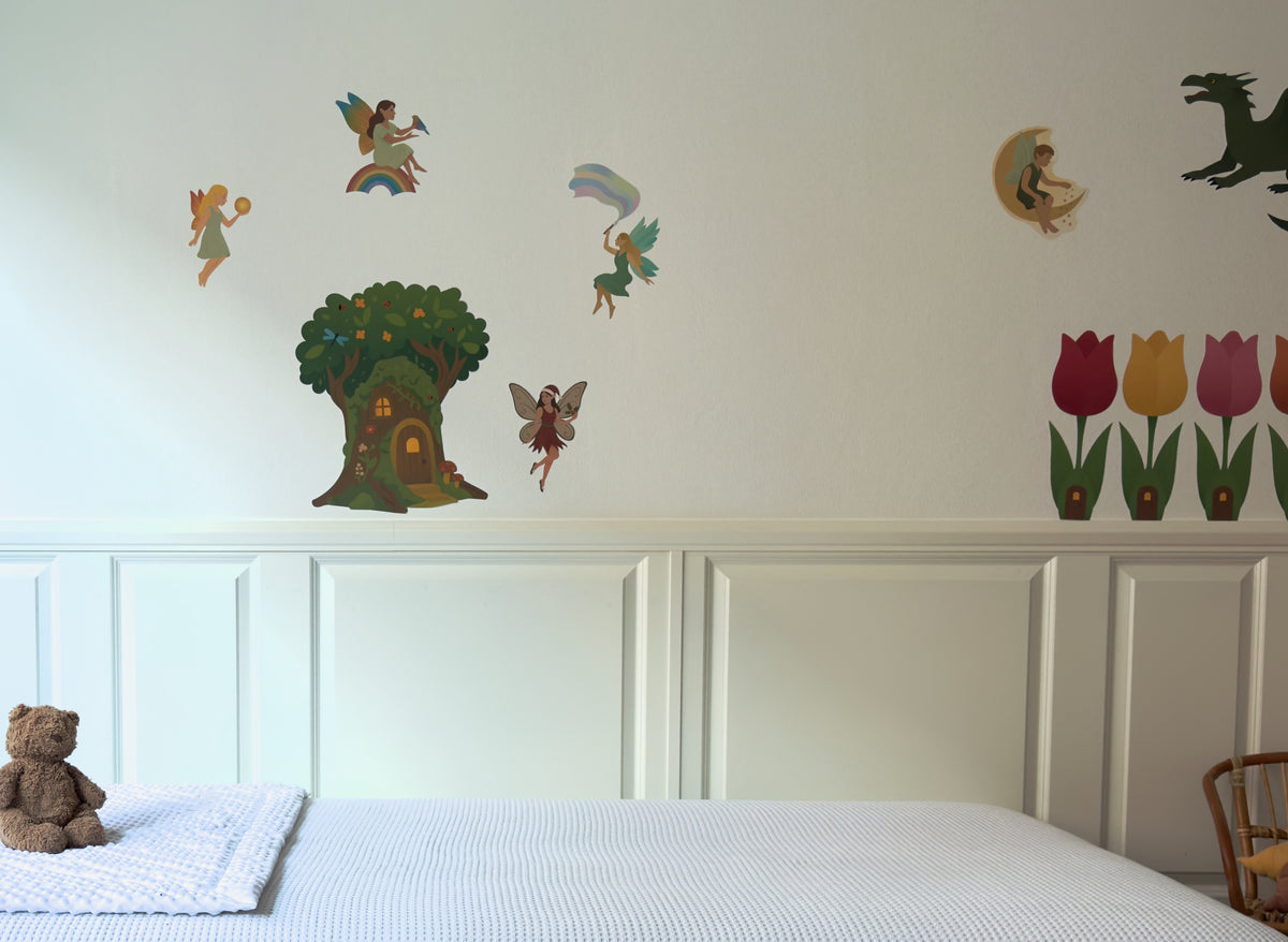 Wallstickers med træhus, feer, tulipanhuse og drage på væg i børneværelse
