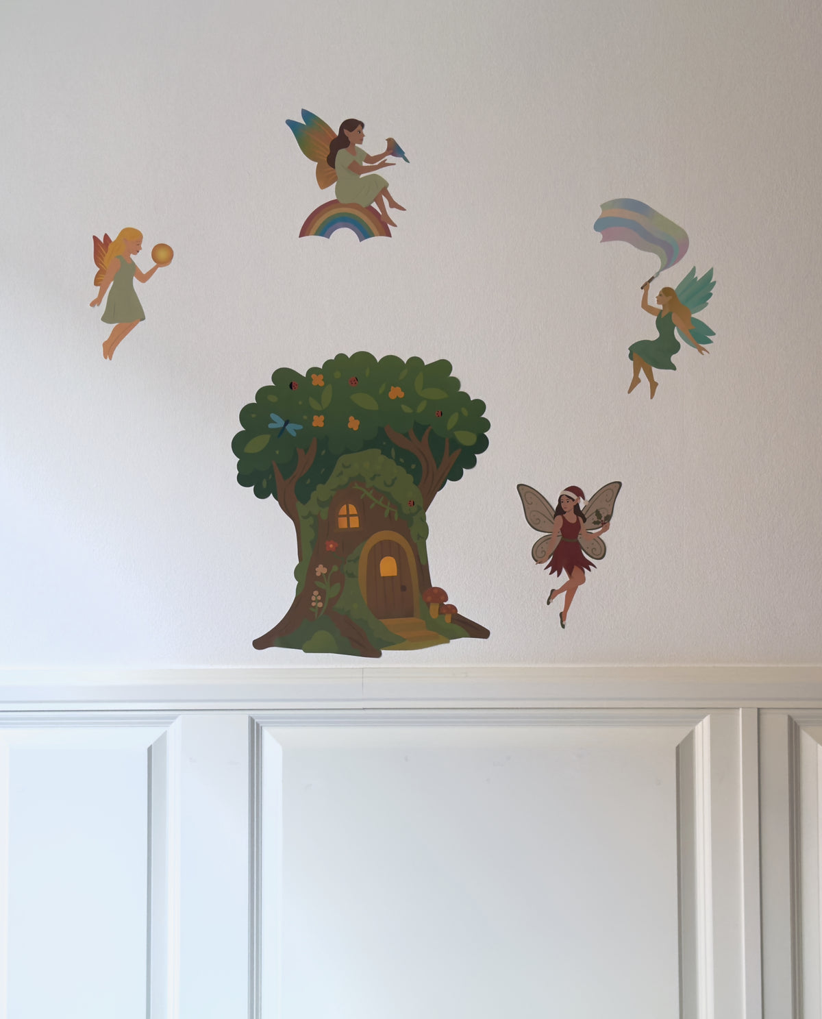 Wallstickers med træhus og feer på væg i børneværelse