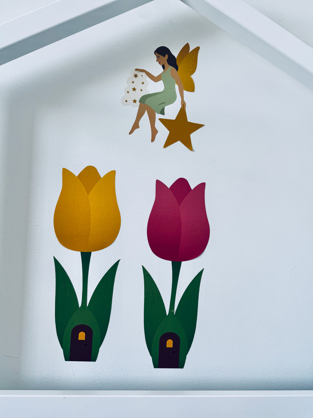 Wallstickers med tulipanhuse og stjernefe på væg i børneværelse