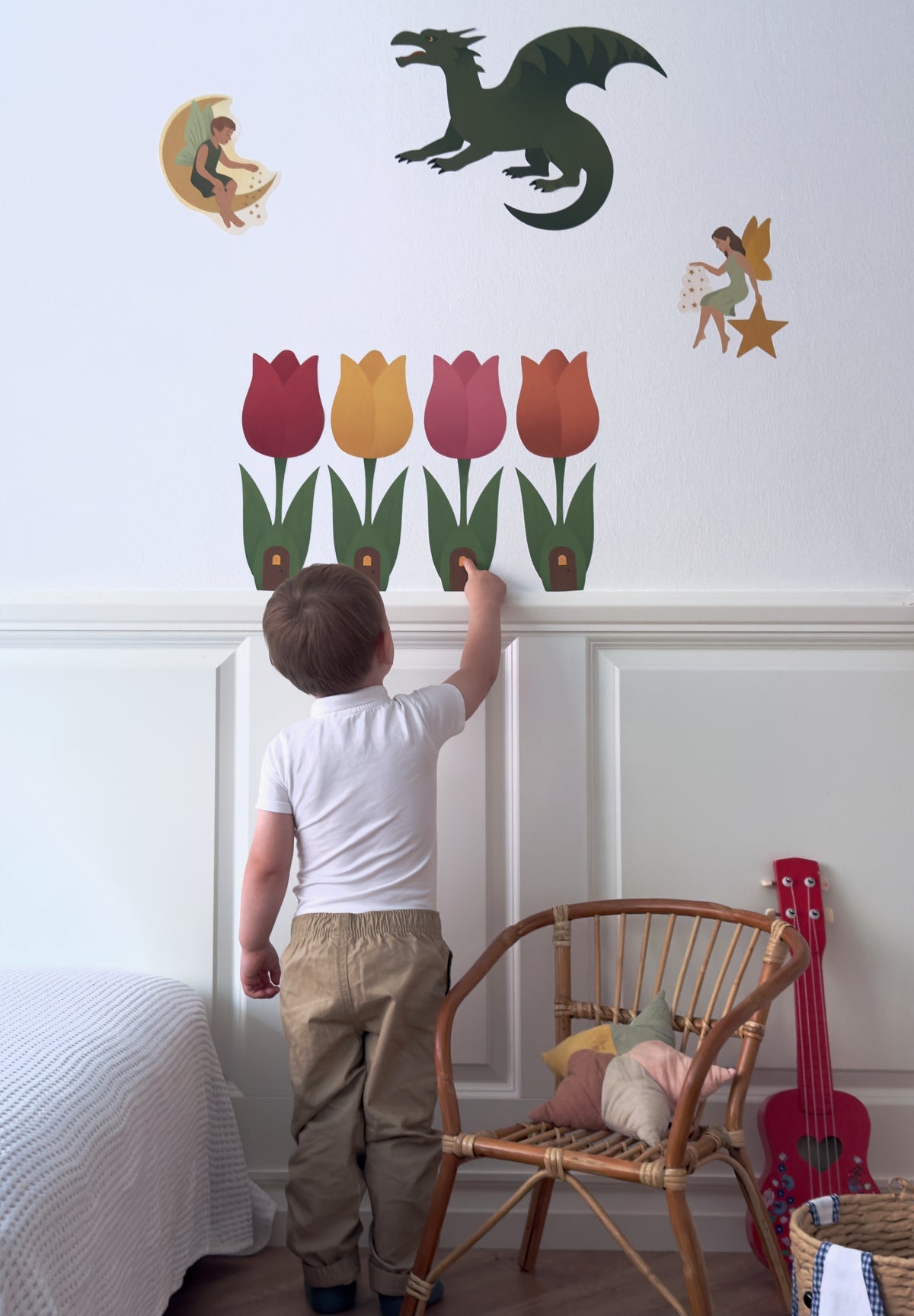 Wallstickers med tulipanhuse, feer og drage på væg i børneværelse
